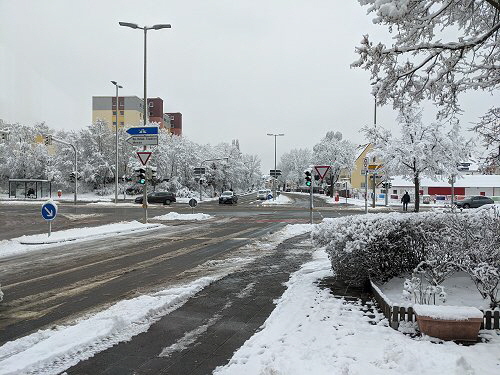 Kreuzung im Schnee